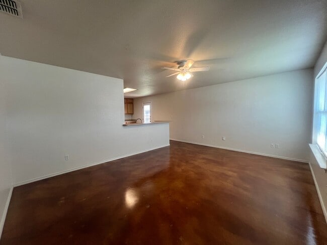 Building Photo - Large 3/2/2 Duplex with Easy Access to IH ...