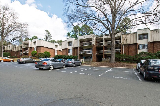 Foto del edificio - Charming 2BR Bolinwood Condo in Prime Chapel Hill Location!