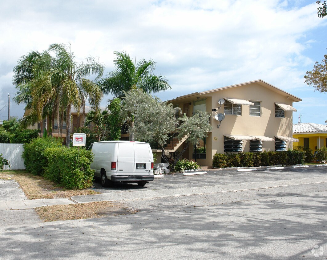 Building Photo - 1649 Dewey St