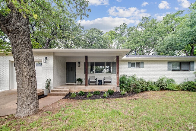 Building Photo - 305 Tanglewood Dr