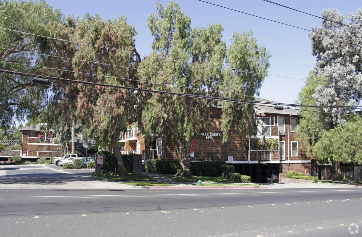 Primary Photo - Coral Court