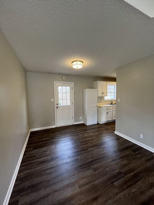 Building Photo - Nice brick home in a Cul De Sac