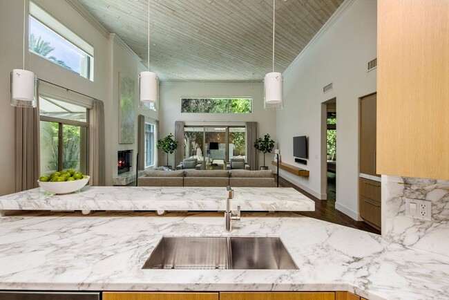 Foto del edificio - 6711 E Camelback Rd