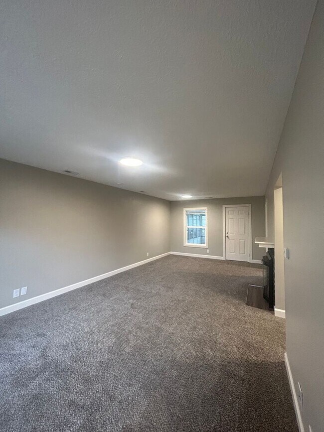 Building Photo - 3 Bed NEWLY REMODELED! Multiple Lease Opti...
