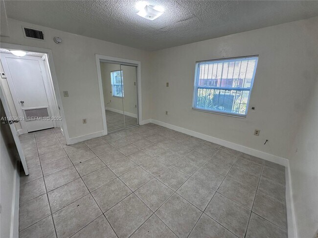 Foto del edificio - 16150 NE 19th Ct