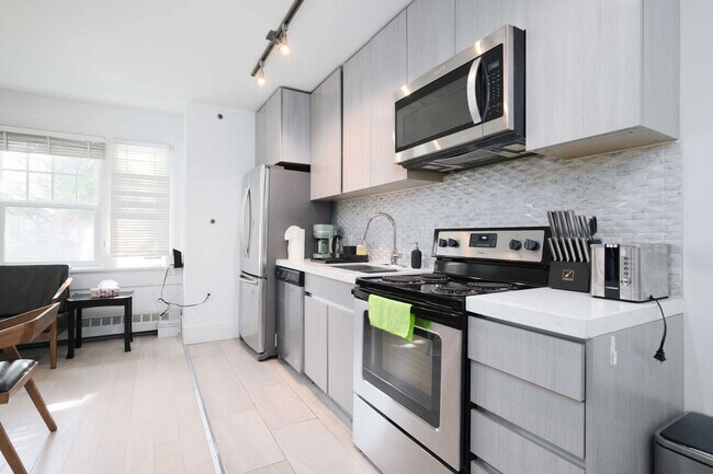 Building Photo - 1425 Haro St
