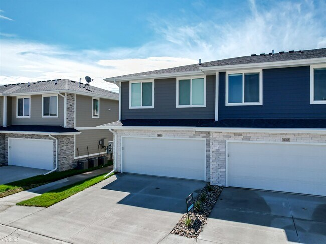 Building Photo - 3 br, 2.5 bath Townhome - 640 SE Greyson Ln