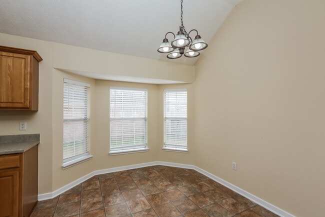 Building Photo - 549 Oak Ridge Way