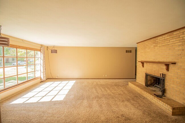 Building Photo - LARGE 4 BR HOME IN CONVENIENT LOCATION