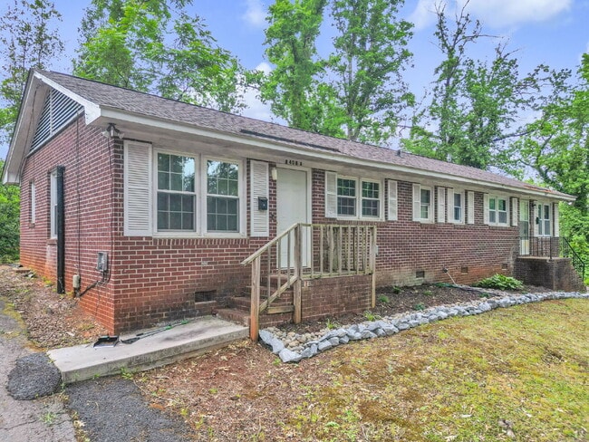 Building Photo - Freshly Updated 2BR / 1BA Single-Level Duplex $1,050/mo rent