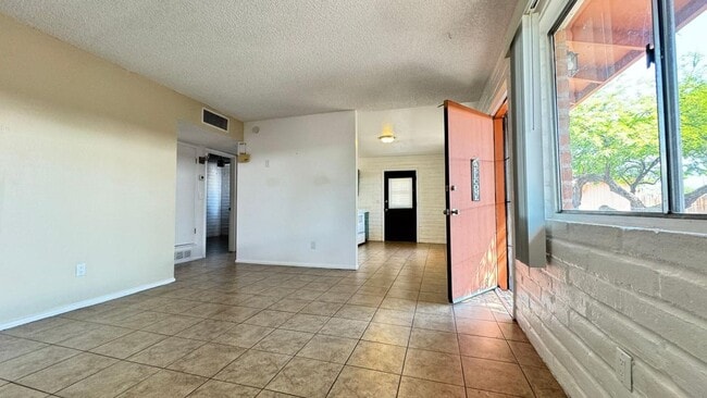 Building Photo - 3421 E Monte Vista Dr