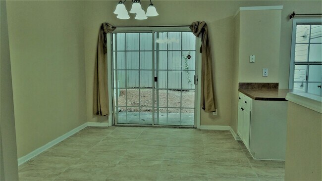 Comida - 4645 Valais Ct