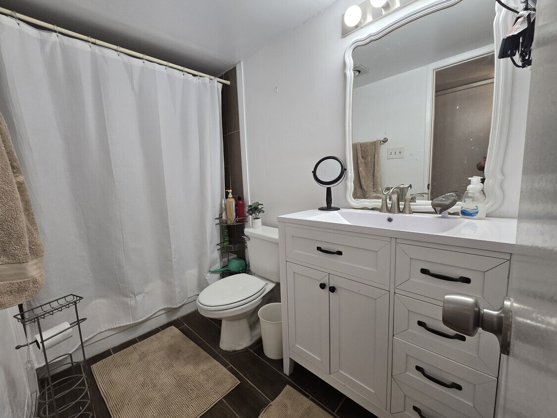 Building Photo - 628 Valley View Dr