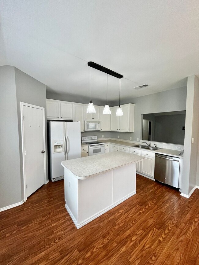 Foto del edificio - PROMO!!! $250 Admin Fee Waived !! Gorgeous...