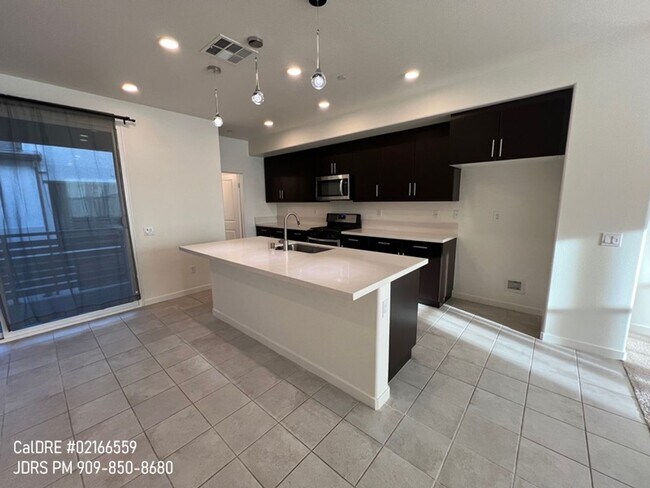 Foto del edificio - Price Lowered! Rancho Cucamonga 3 Bedroom Condo