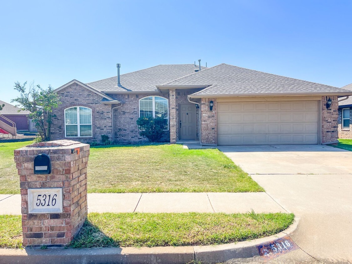 Foto principal - 3 Bed - 2 Bath - 2 Car Garage in OKC!