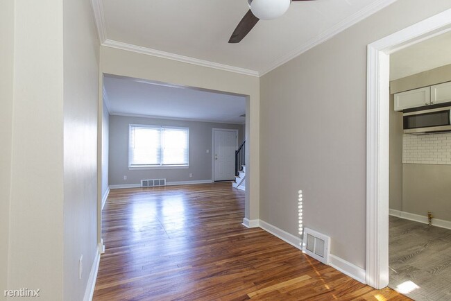 Building Photo - 2 br, 1 bath  - 1888 E Outer Dr