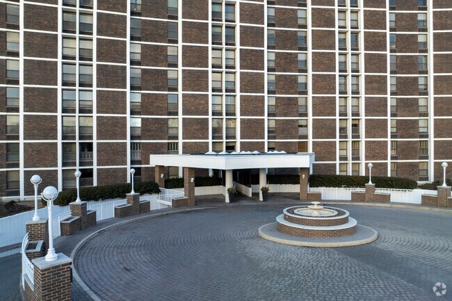 Entrada - 1500 Sheridan Rd