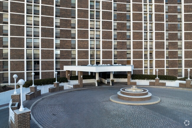 Entrance - 1500 Sheridan Rd