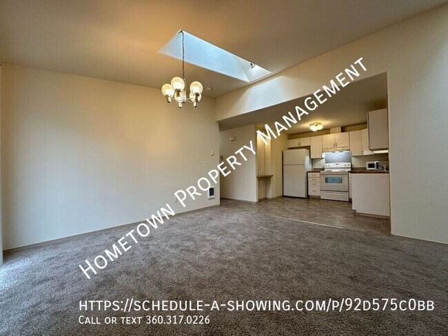 Building Photo - 3 Bedroom Duplex - Available NOW!