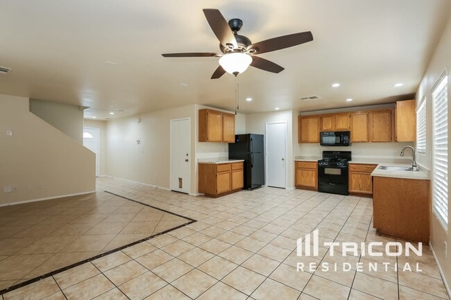 Building Photo - 1300 Golden Apple St