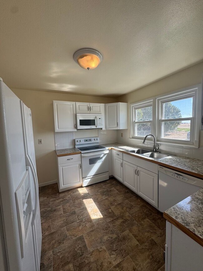 Foto del edificio - 3-Bedroom Home in Akron