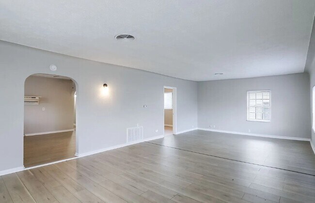 Building Photo - 824 W Elm St