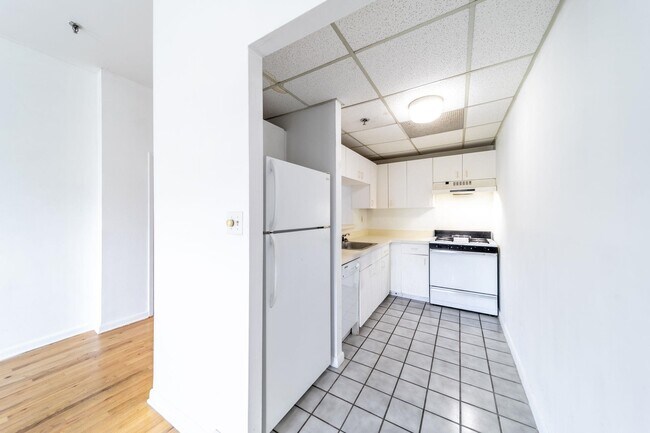 Building Photo - 227 Christopher Columbus Dr