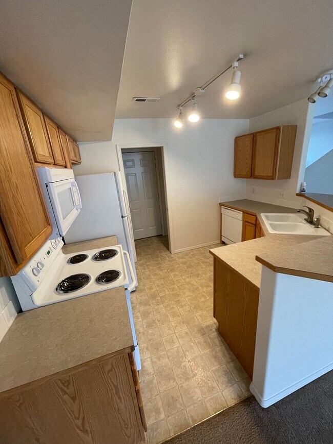 Foto del edificio - Darling 3 Bed, 1.5 Bath Triplex w/ Garage ...