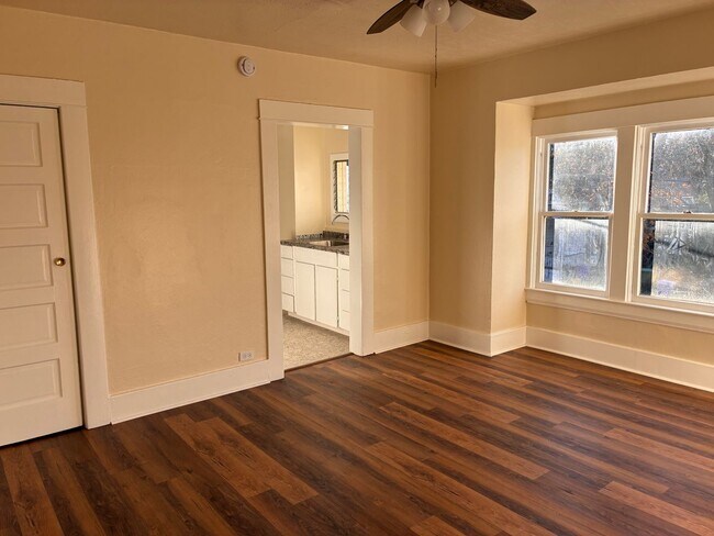 Foto del edificio - Winter Move-In Special!! Inner SE ::: RARE Opening, Vintage 1bd Near Belmont & Hawthorne!