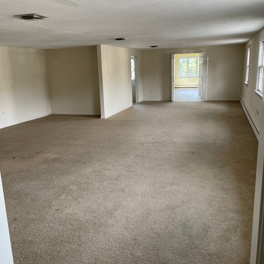 Huge Living Room/Office/Dining Room - 86 Pottstown Pike