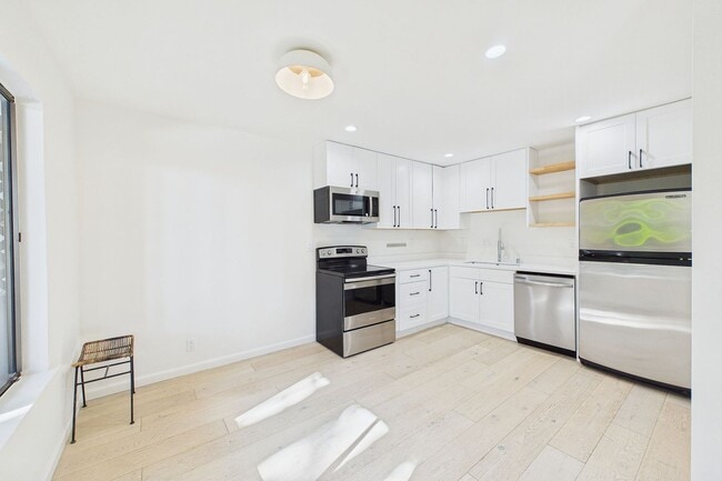 Building Photo - Quiet, light-filled 2BR condo with a private south-facing deck,