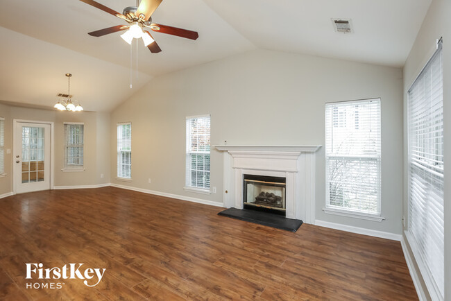 Foto del edificio - 900 Charleston Ct