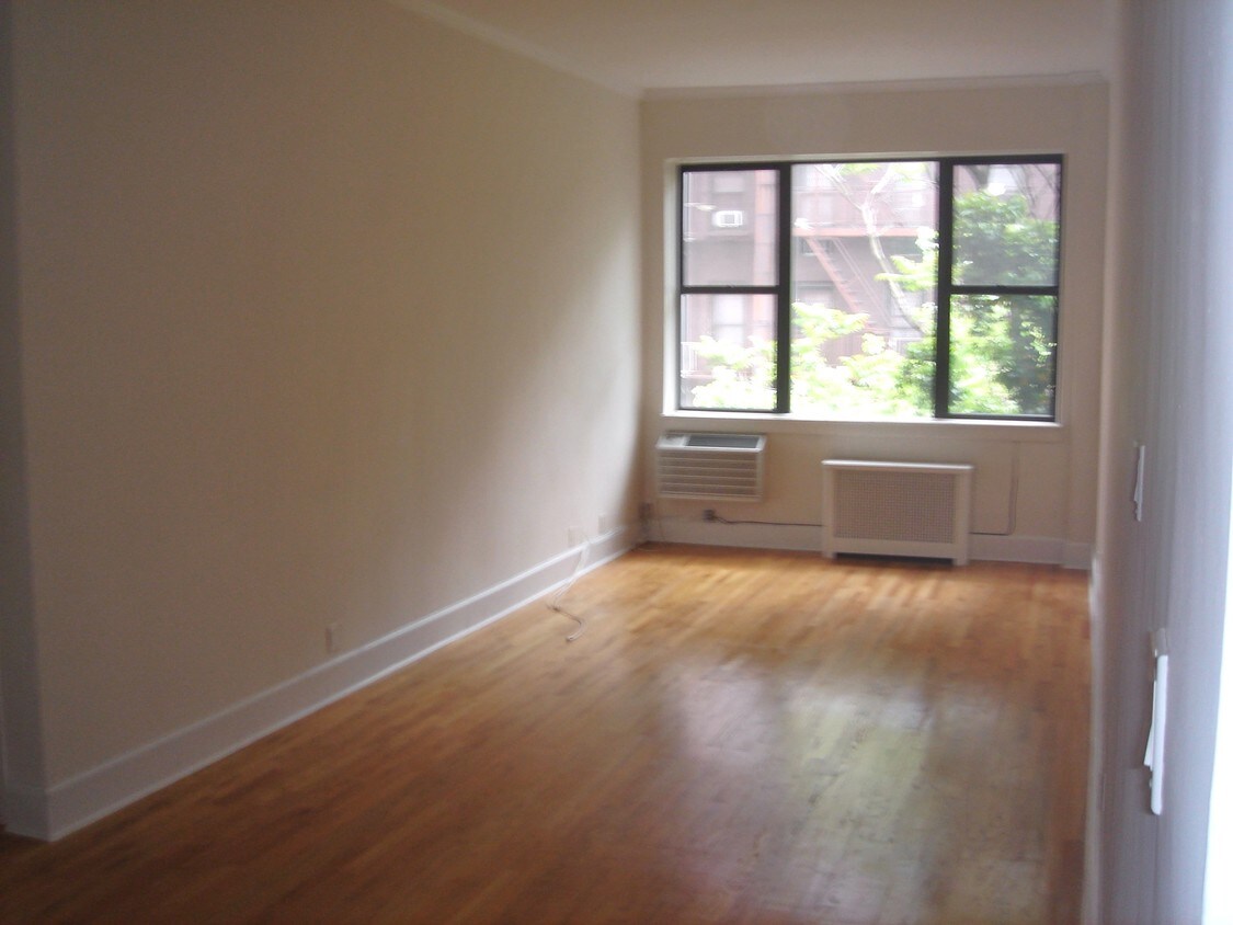 Living Room - 244 E 60th St