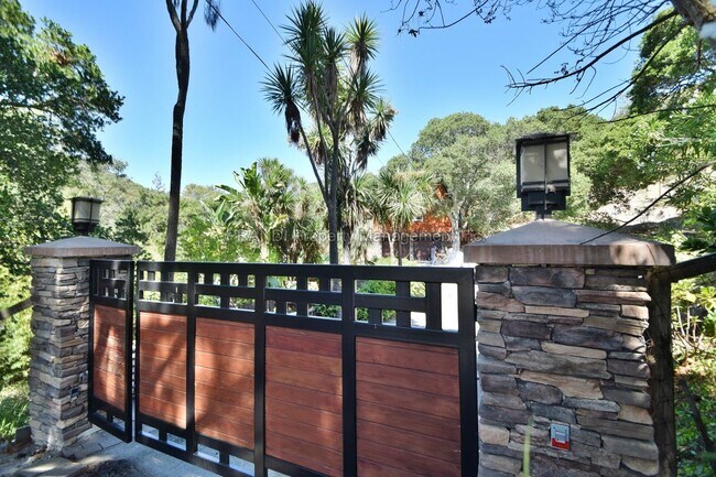 Foto del edificio - Gated, Private, Serene Home in a Beautiful...