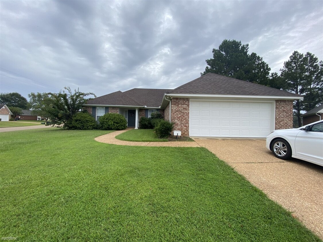 3 br, 2 bath House 401 Westport Way House Rental in Flowood, MS