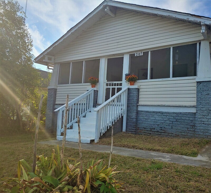 Primary Photo - 207 Cedar Ave