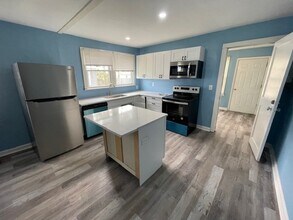 Building Photo - 250 Vernis Ave