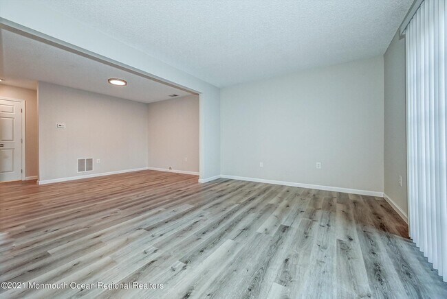 Foto del edificio - 64 Phoenix Ct