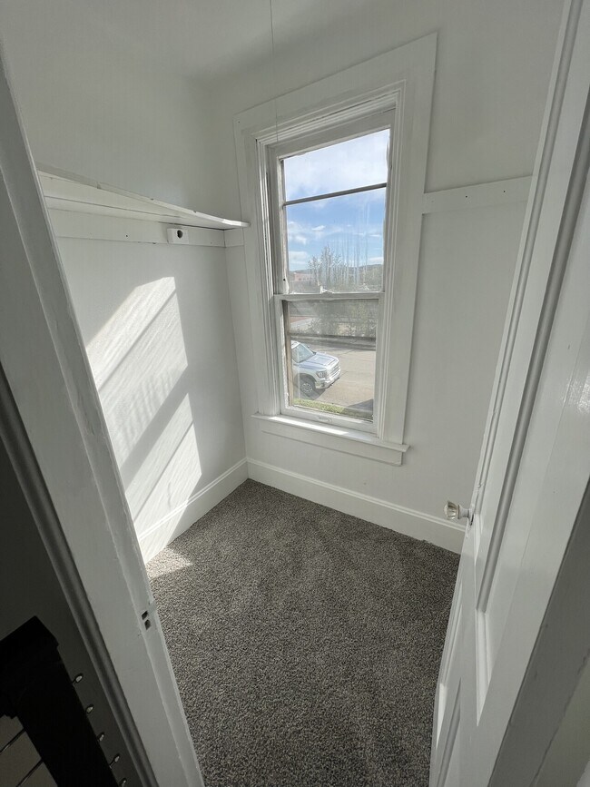 611 Garfield Ave Unit 1, Dubuque, IA 52001 Condo for Rent in Dubuque