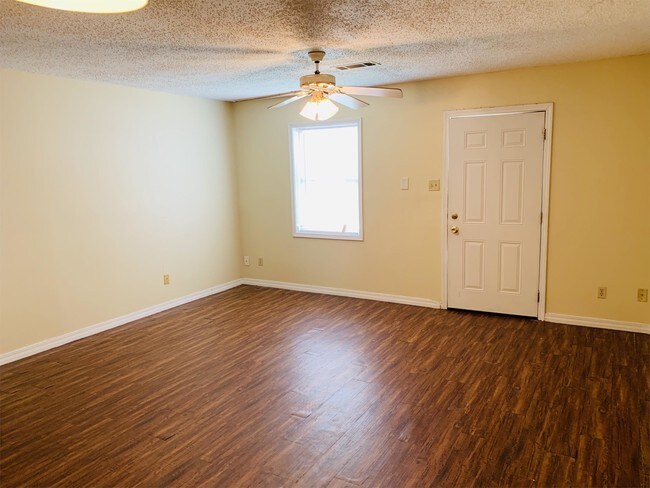 Foto del edificio - 100 Elmhurst Cir