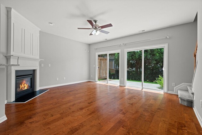 Foto del edificio - Fantastic end unit townhome: Available July 10th