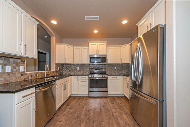Foto del edificio - CHECK OUT THIS SPACIOUS CRAFTSMAN STYLE HOME IN ASPEN RIM!!