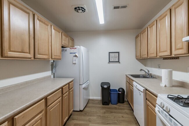 Building Photo - Wonderful, Cozy 2 Bedroom in Greenbelt Con...