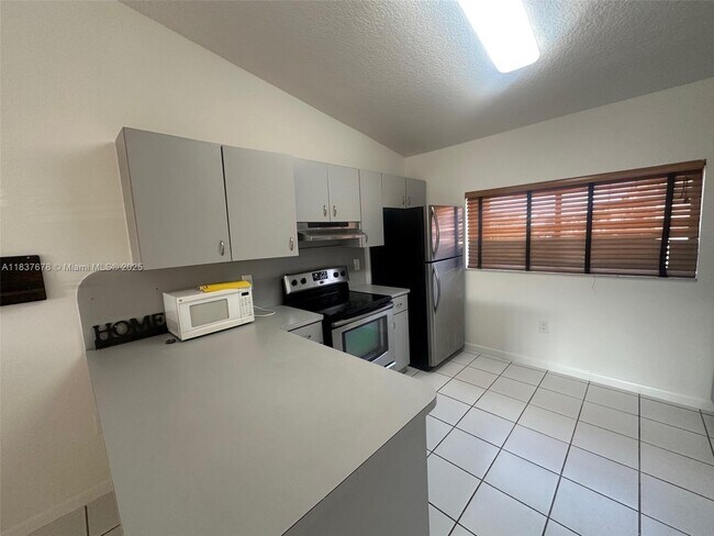 Foto del edificio - 2891 W 76th St