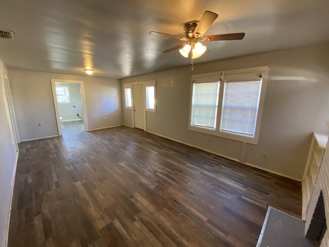 Building Photo - Spacious 2 Bed 1 Bath!