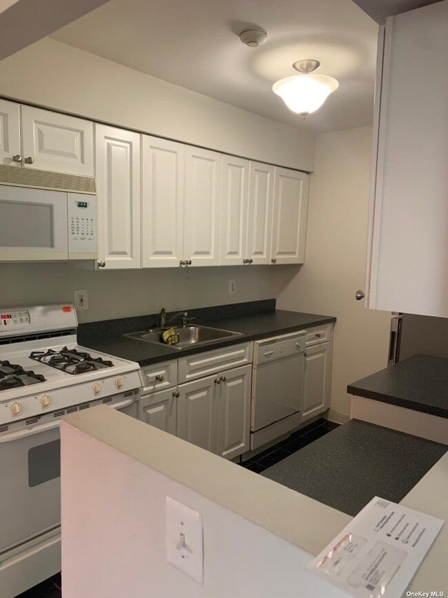 Building Photo - 67 Pointe Cir S