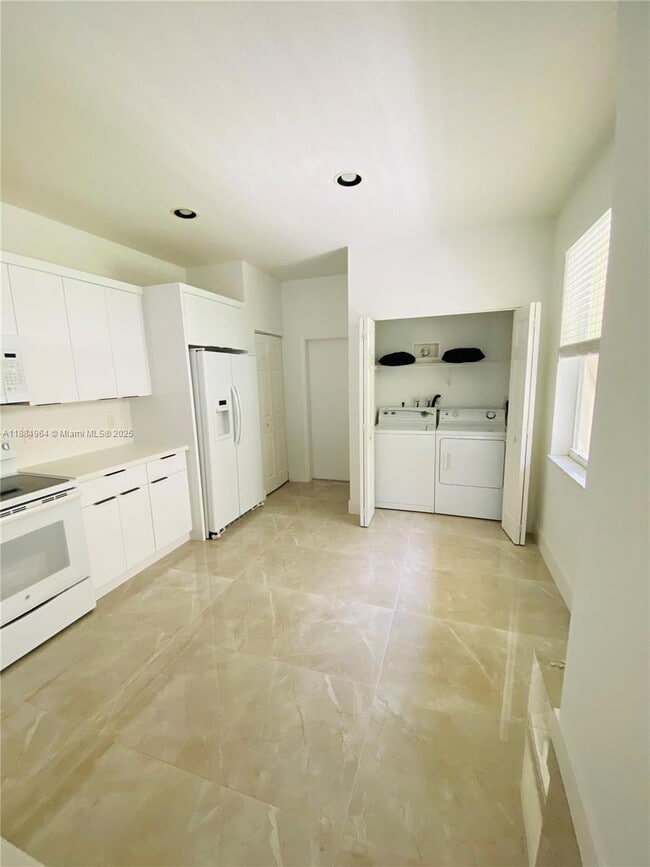 Foto del edificio - 2433 Pasadena Way