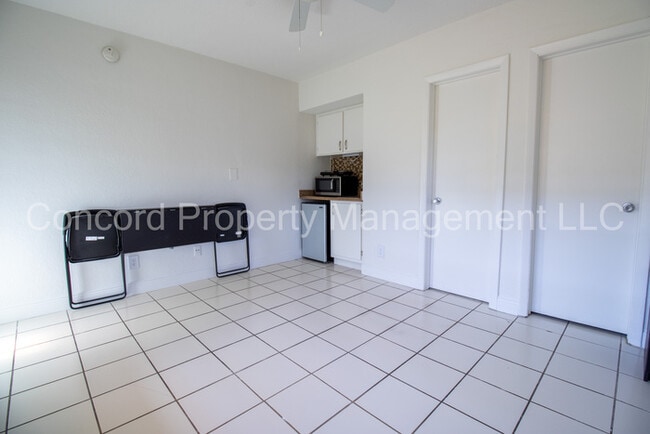 Building Photo - FURNISHED EFFICIENCY in Sailboat Bend with...
