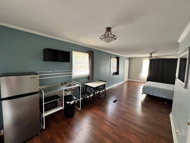 Building Photo - 1240 Shady Oak Trl